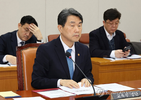 지난달  28일 오전 국회에서 열린 교육위원회 전체회의에 참석한 이주호 사회부총리 겸 교육부 장관이 위원장의 발언을 경청하고 있다. [연합뉴스]